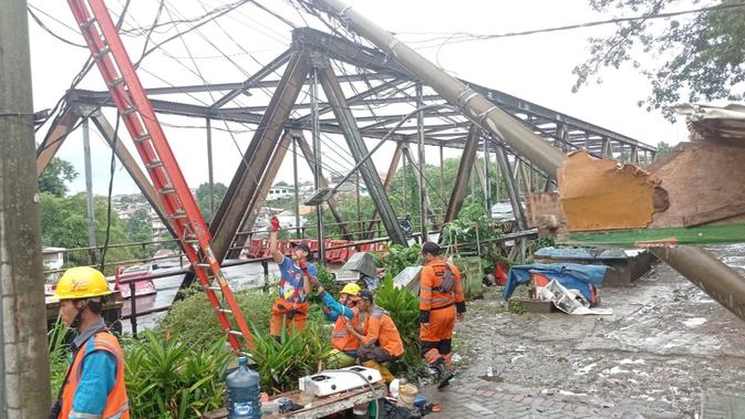 Hujan Deras Bogor: Longsor Drainase Robohkan Tiang Listrik, Dua Warga Terluka