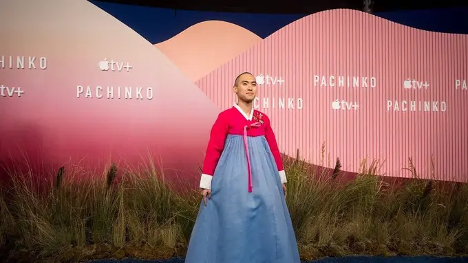 Jin Ha kenakan hanbok di red carpet Pachinko