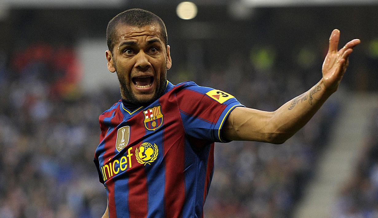 Dani Alves bisa dibilang merupakan salah satu bek kanan terbaik di dunia yang bermain untuk Barcelona. Kariernya harus usai di Camp Nou kala dirinya memutuskan hengkang akibat bersitegang dengan mantan Presiden Barcelona, Josep Maria Bartomeu. (Foto: AFP/Lluis Gene)