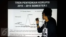 Peneliti ICW, Wana Alamsyah memerhatikan grafik tren penyidikan korupsi pada 2010-2015 semester I saat jumpa pers di Jakarta, Senin (14/9/2015). ICW mengungkap, kinerja penyidikan kasus korupsi semester I 2015 menurun. (Liputan6.com/Helmi Fithriansyah)