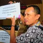 Peneliti ICW, Firdaus Ilyas menunjukkan dokumen yang akan diserahkan ke KPK, Jakarta, Kamis (26/3/2015). ICW membawa tiga kardus yang berisi dokumen terkait dugaan korupsi penggunaan APBD pada tahun 2014. (Liputan6.com/Yoppy Renato)