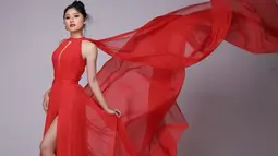 Sebagai Putri Indonesia DIY 2022, ia tentu selalu memperhatikan penampilannya. Erina Gudono tampak anggun mengenakan gaun dalam berbagai momen. Seperti ketika jalani pemotretan, wanita kelahiran 1996 ini tampil menawan dengan gaun merah.(Liputan6.com/IG/@erinagudono)