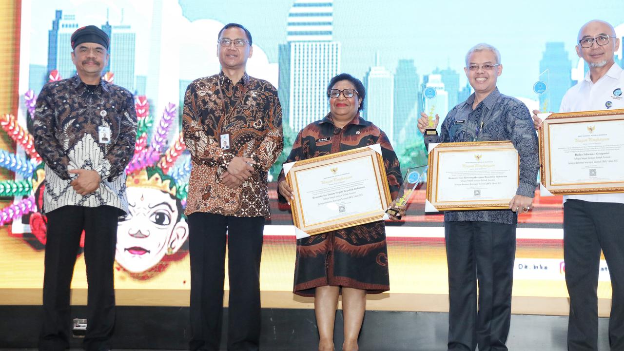 Kemendagri Raih Penghargaan Simpul Jaringan Terbaik Nasional 2025 dari ANRI
