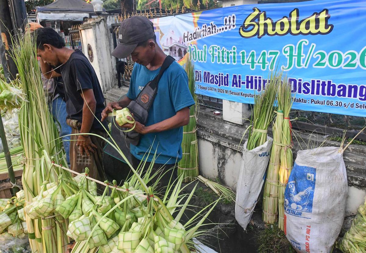 FOTO: Jelang Idul Fitri Pedagang Musiman Pandeglang Raup Rezeki dari Kulit Ketupat
