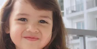 Ini merupakan potret masa kecil Sandrinna Michelle. Di akun media sosial pribadinya, ia kerap membagikan potret masa kecilnya yang menggemaskan. (Foto: instagram.com/sandrinna_11)