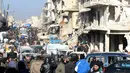 Warga Aleppo menunggu untuk dievakuasi dari sektor yang dikuasai pemberontak Aleppo timur, Suriah (18/12). (REUTERS / Abdalrhman Ismail)