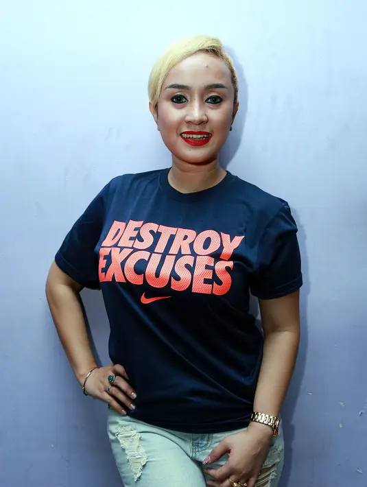 Mantan istri dari Mulyadi JP yang juga merupakan salah satu mantan produsernya ini mengaku sudah saatnya untuk memikirkan masa depan bersama keluarga. Ia hanya ingin menjadi istri yang baik bagi suami. (Deki Prayoga/Bintang.com)