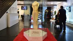 Gaun yang pernah dipakai Marilyn Monroe dipamerkan di Julien’s Auction, di Los Angeles, 17 November 2016. Gaun ini dibuat khusus untuk Marilyn Monroe dengan potongan ketat dan dihiasi 2.500 kristal yang dijahit dengan tangan. (Frederic J. BROWN/AFP)