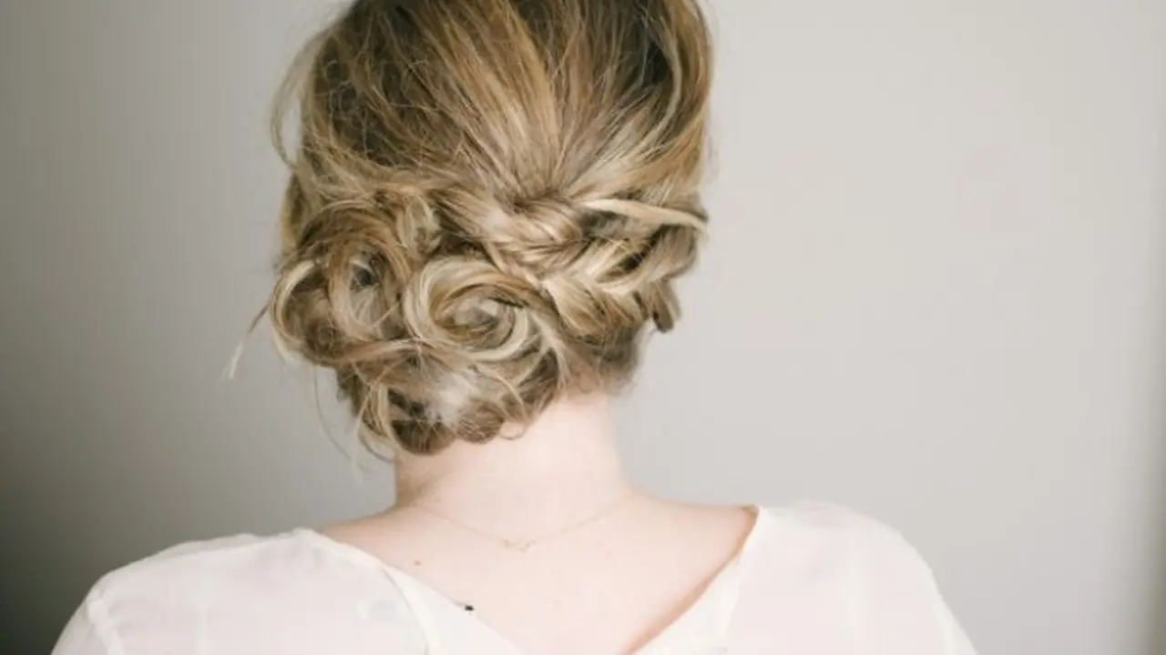 Cara Mudah Buat Tatanan Rambut Updo Anda Sendiri