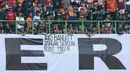 Suporter Persija Jakarta memasang spanduk protes saat pertandingan melawan Perseru Badak Lampung pada laga Liga 1 2019 di Stadion Patriot, Bekasi, Minggu (1/9). Persija takluk 0-1 dari Badak Lampung. (Bola.com/M Iqbal Ichsan)