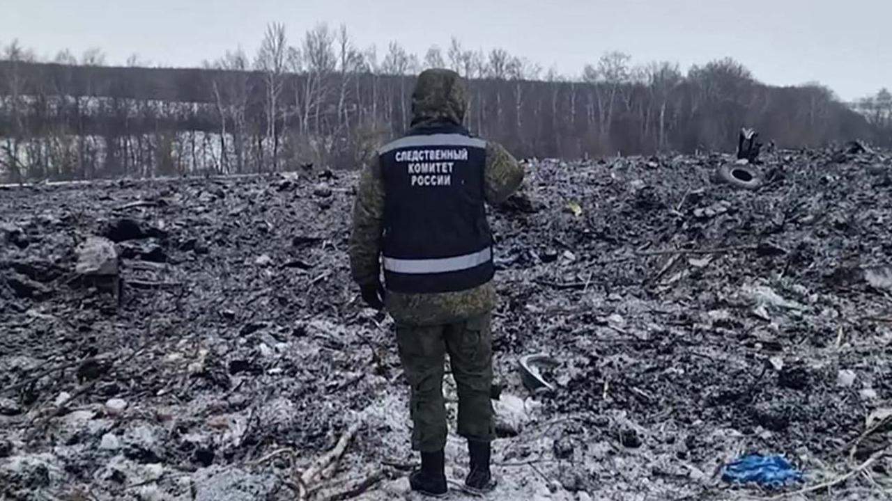 Sebuah pesawat angkut Rusia Ilyushin Il-76 hancur lebur seusai terjatuh di wilayah Belgorod, Rusia,&nbsp;pada 25 Januari 2024. Moskow menuduh Ukraina menembak pesawat dengan 74 orang di dalamnya.