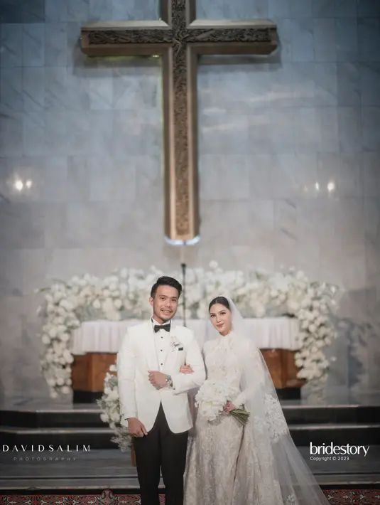 Perempuan berusia 30 tahun tersebut terlihat menjelma menjadi seorang pengantin dalam look klasik. [Credit: Bride Story].