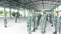 Pangdam XIII/Merdeka Mayjen TNI Candra Wijaya memimpin apel pemberangkatan Satuan Tugas Penanggulangan Bencana Alam (Satgas Gulbencal) ke Kabupaten Kepulauan Sitaro, Sulut, pada Kamis (18/4/2024).