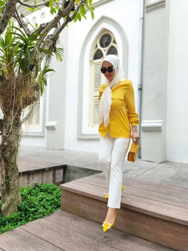 6 Mix and Match Outfit Kuning untuk Hijabers ala Syahrini, Cetar Tanpa Norak