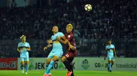 Ivan Carlos Franca (Persela) duel dengan Hamka Hamzah (PSM) di Stadion Surajaya, Lamongan, Sabtu (12/8/2017). (Bola.com/Fahrizal Arnas)