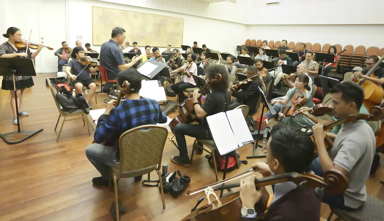 “Ayo lebih dirasakan lagi musiknya,” ujar Avip Priatna memberi komando latihan untuk konser yang didukung oleh Galeri Indonesia Kaya dan akan digelar pada hari jumat, 21 Februari 2020  pada pukul 20.00 WIB di Usmar Ismail Hall, PPHUI. (Bambang E.Ros/Fimela.com)