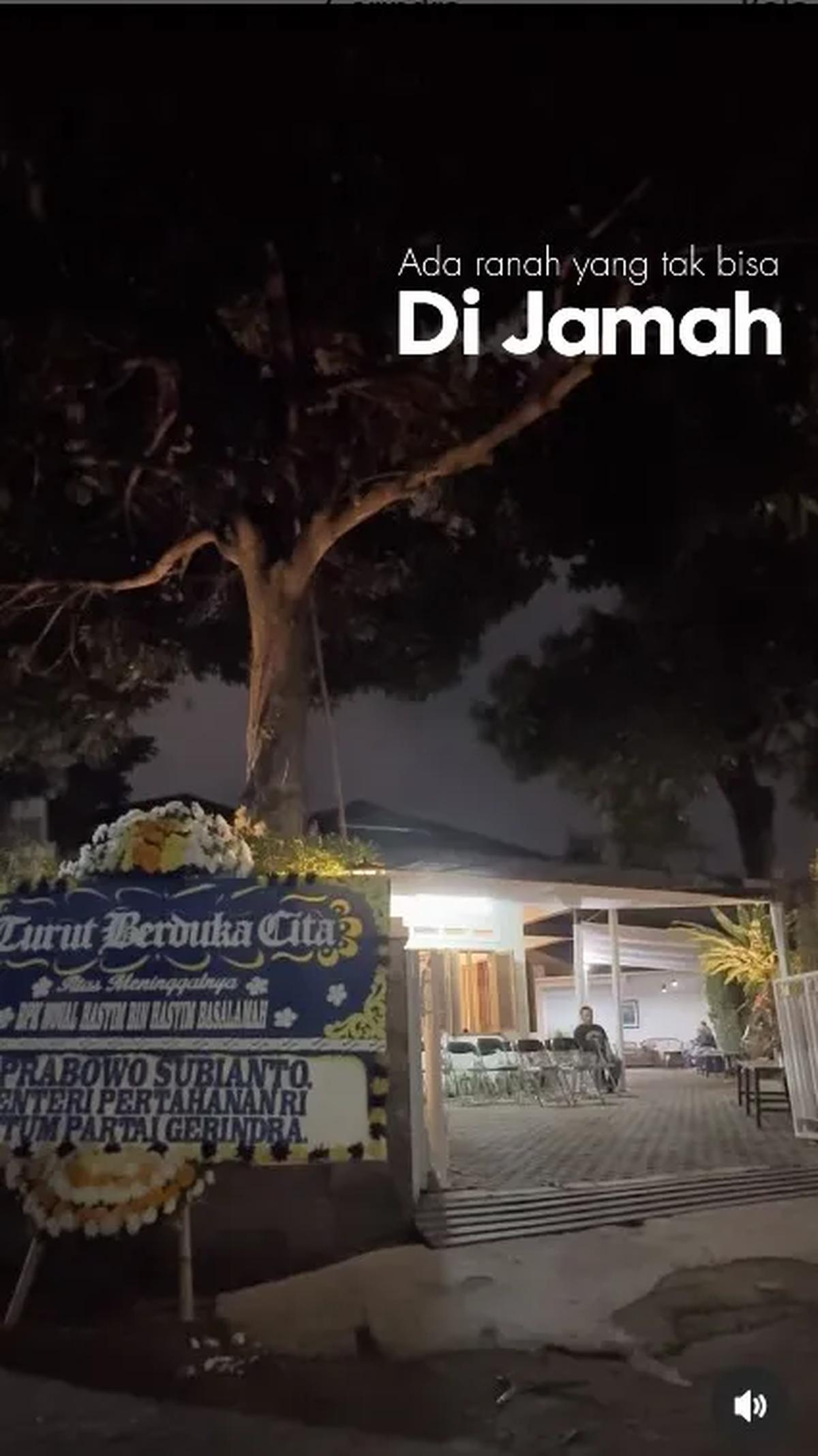 Terlihat karangan bunga menghiasai halaman rumah menyampaikan duka cita. Salah satunya karangan bunga itu dari Ketua Umum Partai Gerindra Prabowo Subianto.<br>