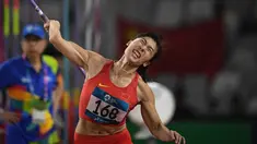 Atlet China, Lyu Huihui tampil pada Final Lempar Lembing Putri Asian Games 2018 di Stadion Utama Gelora Bung Karno, Jakarta, Selasa (28/8). (ANTARA FOTO/INASGOC/Afriadi Hikmal/mes/18)