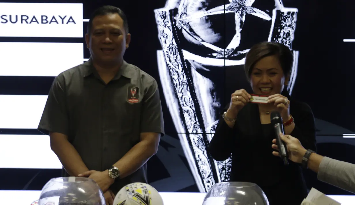 Direktur Program SCTV dan Indosiar, Harsiwi Achmad, saat drawing delapan besar Piala Presiden 2019 di ruang media SUGBK, Jakarta, Selasa (19/3). Pertandingan akan berlangsung pada 29-31 Maret mendatang. (Bola.com/Yoppy Renato)