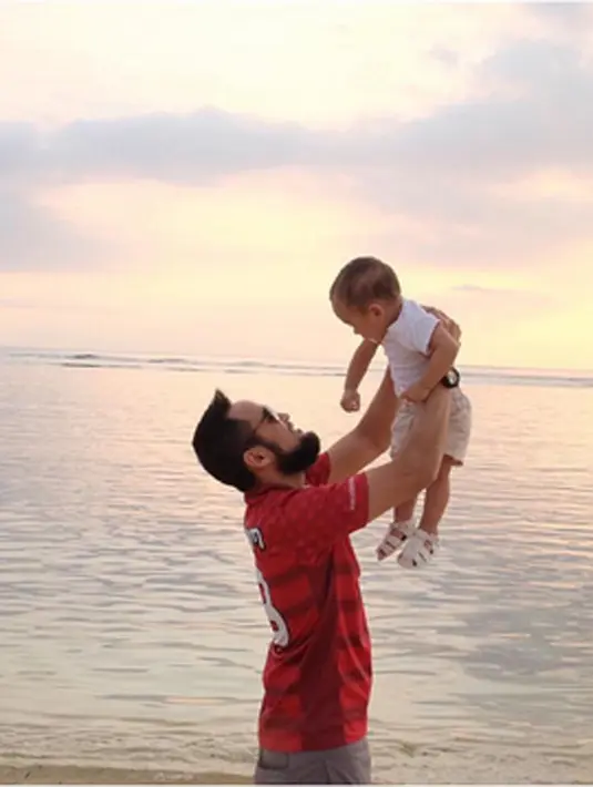 “Bapak jenggot ku sayang makasi udah datang di hidupku ,makasi selalu sabar ngajarin aku,makasi selalu memikirkan soal akhirat ku, makasi untuk tidak pernah mengeluh tentang kekurangan ku ,…..” tulis Shireen Sungkar. (via instagram/@shireensungkar)