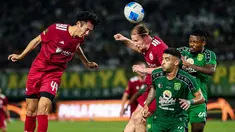 Kyohei Yoshino dan Radovan Pankov dari Persija Jakarta berduel dengan Jefferson dan Yann Kevin Mabella dari Persebaya Surabaya dalam situasi bola mati pada laga Grup B Piala Presiden 2026 di Stadion Gelora Bung Tomo, Surabaya, Minggu (26/7/2026) malam. Persebaya berhasil memenangi pertandingan dengan skor 1-0 berkat gol bunuh diri Pankov pada menit ke-64. (Bola.com/Wahyu Pratama)