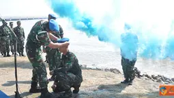 Citizen6, Surabaya: Prosesi pembaretan 45 siswa Dikmaba PK TNI AL, yang baru pertama kali dilaksanakan, disematkan Komandan Pusdikpomal Syahril Bakhri, di Pantai Kenjeran, Surabaya, Selasa (3/7). (Pengirim: Kobangdikal)