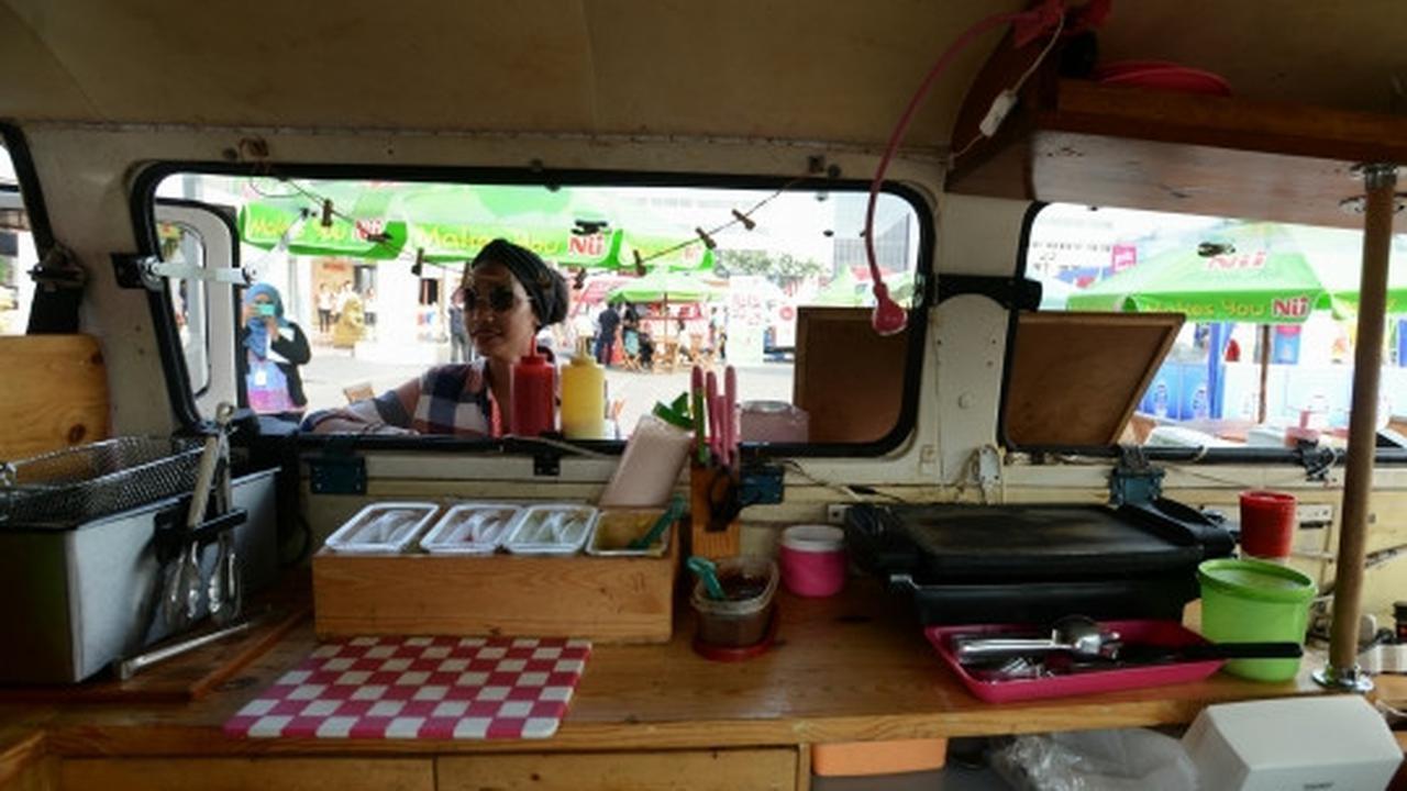 Menikmati kuliner unik food truck di IIMS 2015