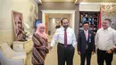 Menteri Sosial Khofifah Indar Parawansa (kiri) berjabat tangan dengan Ketua Umum Partai Nasdem Surya Paloh (kedua kiri) saat melakukan pertemuan di Kantor DPP Nasdem, Jakarta, Rabu (11/10). (Liputan6.com/Faizal Fanani)
