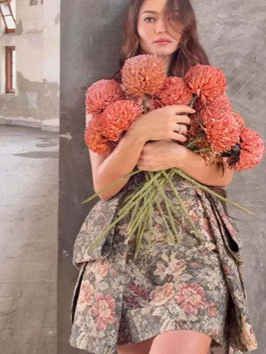 Nuansa vintage floral jadi kesan utama dari pemotretan yang dilakoni Enzy Storia [@dikhadheansa]