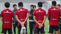 Pelatih Garuda Muda, Indra Sjafri, memimpin langsung skuad Garuda Muda dalam pemusatan latihan di Jakarta pada 2-14 Oktober 2025. (Bola.com/M Iqbal Ichsan)