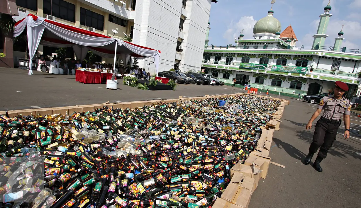 Sejumlah botol minuman keras siap dihancurkan, Jakarta, Kamis (2/6). 12.203 botol miras dan 15.050 gram ganja hasil Operasi Pekat tahun 2016 tersebut dimusnahkan untuk antisipasi penyakit masyarakat jelang bulan Ramadan. (Liputan6.com/Immanuel Antonius)