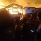 Kebakaran terjadi di dekat Stasiun Kota. (Liputan6.com/Muslim AR)