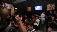 Ekspresi anggota United Army saat acara Roaring Night nonton bareng Manchester United Vs Manchester City di Fomo Bar and Resto, Jakarta, Minggu (3/3/2024). (Bola.com/Pradipta Rama Baskara)