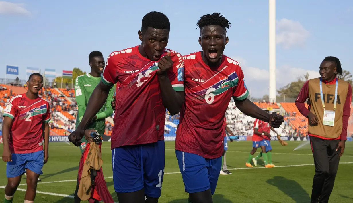 Sejumlah pemain Gambia U-20 merayakan kemenangan atas Prancis U-20 pada laga lanjutan Grup F Piala Dunia U-20 2023 di Stadion Malvinas, Argentina, Jumat (26/05/2023) WIB. Laga berakhir dengan skor 2-1 untuk kemenangan Gambia. (AP Photo/Natacha Pisarenko)