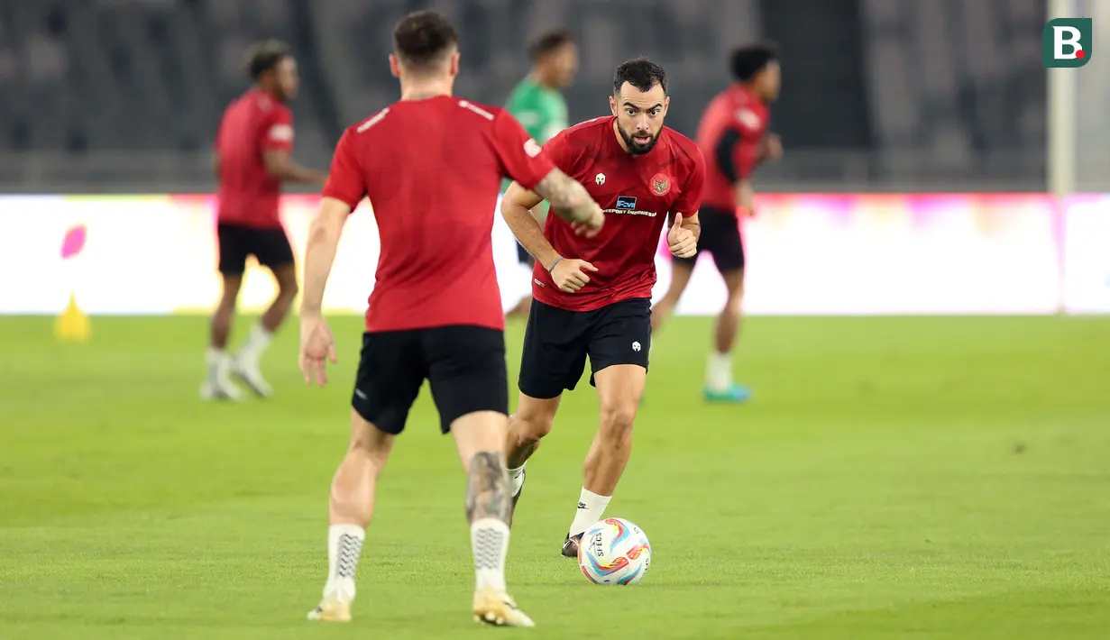 Pemain Timnas Indonesia, Jordi Amat (kanan), saat sesi latihan menjelang laga FIFA Matchday melawan Timnas Argentina di Stadion Utama Gelora Bung Karno (SUGBK), Jakarta, Minggu (18/06/2023). (Bola.com/Bagaskara Lazuardi)