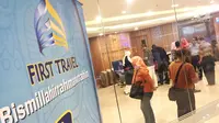 Puluhan calon jemaah Umrah mendatangi Kantor First Travel di GKM Green Tower, Jakarta, Kamis (27/7). Menurut pihak First Travel ada sekitar lebih dari 25 ribu jemaah umrah yang masih tertunda keberangkatannya. (Liputan6.com/Immanuel Antonius)