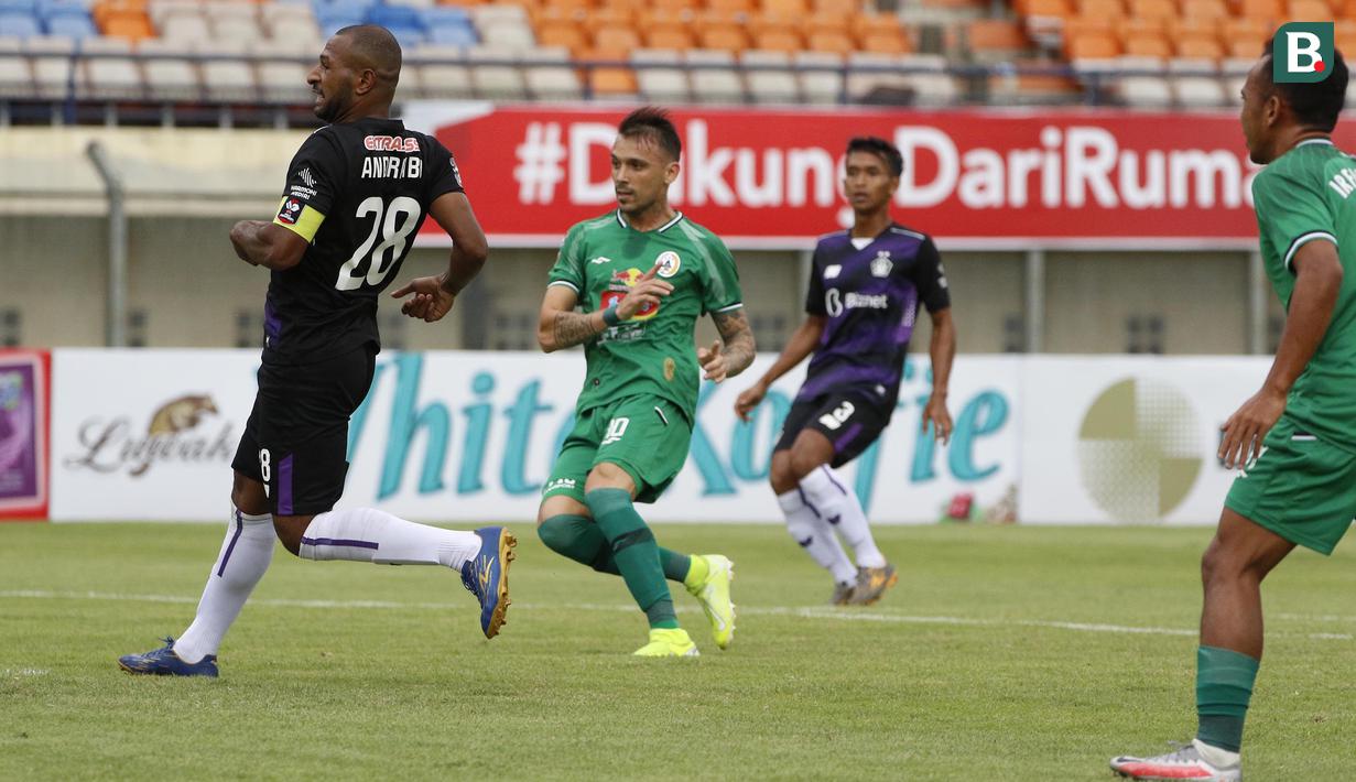 Striker PS Sleman, Velez Nicolas Leandro (kedua dari kanan) menendang bola ke gawang Persik Kediri yang membuahkan gol dalam laga matchday ke-3 Grup C Piala Menpora 2021 di Stadion Si Jalak Harupat, Bandung, Kamis (1/4/2021). (Bola.com/Ikhwan Yanuar)