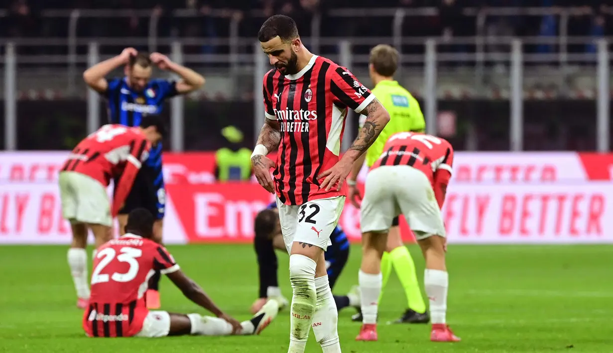 Ekspresi pemain belakang AC Milan, Kyle Walker di akhir pertandingan sepak bola Serie A Italia melawan Inter di stadion San Siro, Milan, pada 2 Februari 2025. (PIERO CRUCIATTI/AFP)