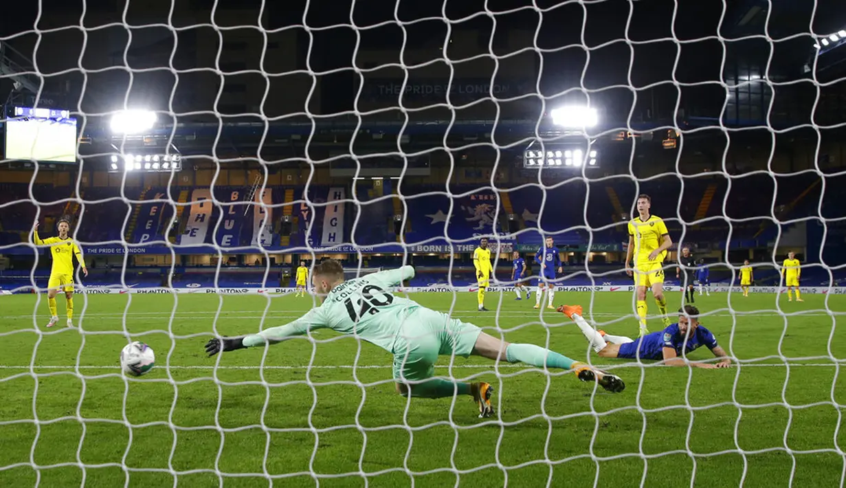 Pemain Chelsea Olivier Giroud (kanan) mencetak gol ke gawang Barnsley pada pertandingan Piala Liga Inggris di Stamford Bridge, London, Inggris, Rabu (23/9/2020). Chelsea menaklukkan Barnsley 6-0. (AP Photo/Alastair Grant)