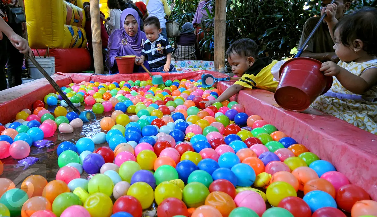 Selain ekonomis dan edukatif, wisata cagar budaya Betawi di Setu Babakan bisa menjadi pilihan alternatif untuk mengisi liburan Lebaran bersama keluarga, Jakarta, Sabtu (18/7/2015). (Liputan6.com/Yoppy Renato)