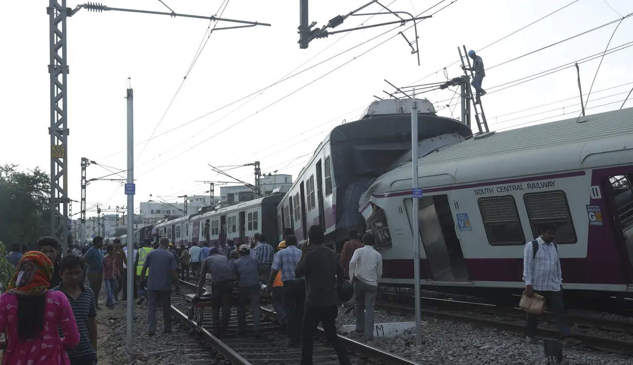 Sejumlah penumpang berjalan setelah kereta surburban yang bertabrakan dengan kereta ekspres antarkota di Stasiun Kereta Api Kachiguda di Hyderabad, India (11/9/2019). Sekitar 12 orang terluka akibat kecelakaan tersebut. (AP Photo/Mahesh Kumar A.)