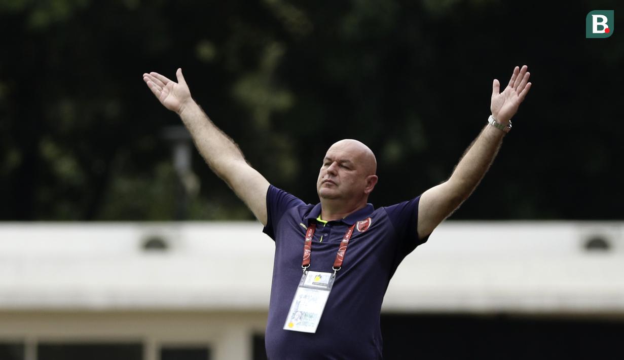 Pelatih PSM Makassar, Bojan hodak, memberikan arahan kepada pemainnya saat melawan Shan United pada laga Piala AFC 2020 di Stadion Madya, Senayan, Jakarta, Rabu (26/2). PSM menang 3-1 atas Shan United. (Bola.com/Yoppy Renato)