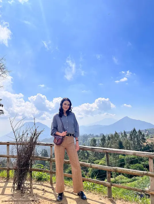 Luna Maya justru padukan loafers dengan outfit bergaya old school. Ia mengenakan kemeja puffy sleeve dengan tartan straight pants yang kece [@lunamaya]