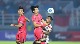 Pemain Timnas Indonesia U-23, Rayhan Hannan, berebut bola dengan pemain Timnas Korea Selatan U-23,&nbsp;Park Hyunbin, dalam laga terakhir Grup J Kualifikasi Piala Asia U-23 2025 di Stadion Gelora Delta, Sidoarjo, Jawa Timur pada Selasa (9/9/2025) malam WIB. (Bola.com/Abdul Aziz)