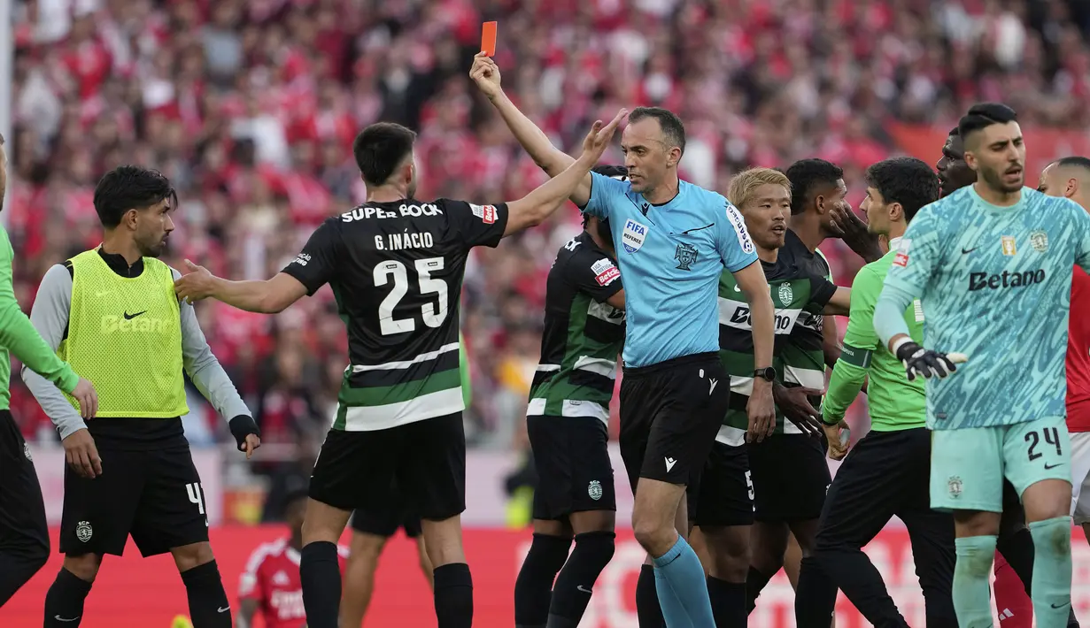 Pemain Sporting, Ricardo Esgaio (kedua kiri) mendapatkan kartu merah dari wasit dalam laga lanjutan Liga Portugal 2024/2025 melawan Benfica di Stadion da Luz, Lisbon, Portugal, Sabtu (10/05/2025) waktu setempat. (AP Photo/Armando Franca)