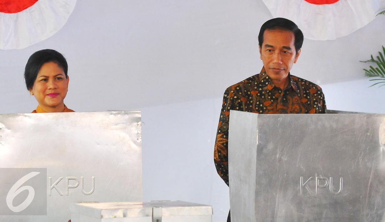 Presiden Joko Widodo bersama Ibu negara Iriana saat mencoblos surat suara pada Pilkada DKI 2017 di TPS IV, Jakarta, Rabu (15/2). Jokowi menggunakan hak suara untuk pemilihan Gubernur DKI Jakarta. (Liputan6.com/Angga Yuniar)