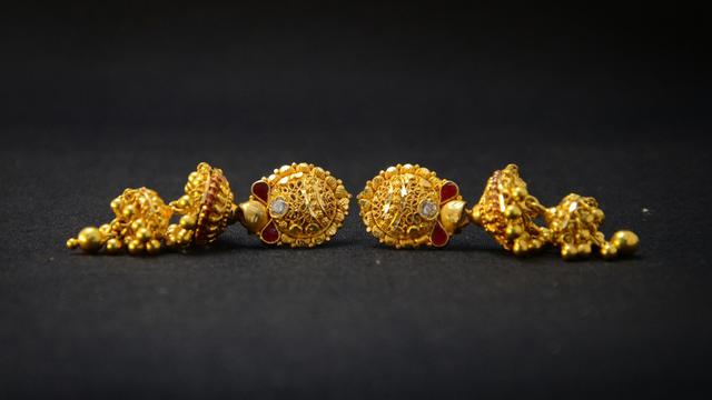 Ilustrasi perhiasan emas