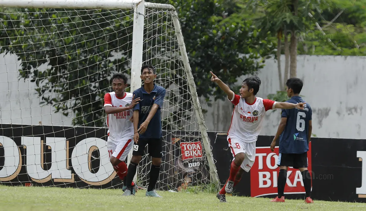 Pemain UMM melakukan selebrasi usai mencetak gol ke gawang STIMED Nusa Palapa pada laga Torabika Cup 2017 di Stadion Cakrawala, Malang, Rabu (22/11/2017). UMM Imbang 2-2 dengan STIMED Nusa Palapa. (Bola.com/M Iqbal Ichsan)