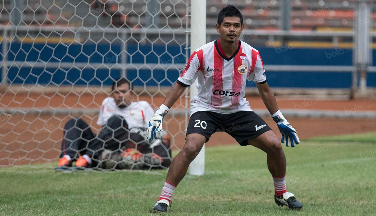 Ada hal menarik pada latihan Persija di SUGBK, Jakarta, Kamis (9/6/2016), yaitu saat striker legendaris mereka, Bambang Pamungkas, bukan berlatih sebagai striker tetapi malah menjadi penjaga gawang. (Bola.com/Vitalis Yogi Trisna)