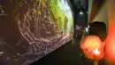 Pengunjung menikmati kisah Candi Borobudur dalam balutan teknologi melalui pengalaman imersif Purwacarita Borobudur di Galeri Indonesia Kaya, Jakarta, Selasa (1/9/2026). (KLY/Budy Santoso)